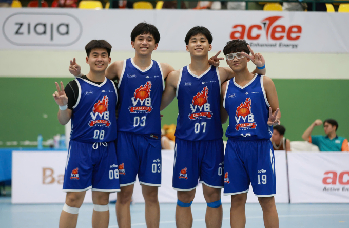 Nam Anh (áo đấu số 03) thi đấu cùng đội. Ảnh: Đức Đồng