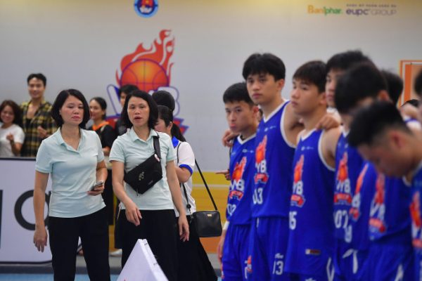 Bí quyết giúp vận động viên bóng rổ trẻ cân bằng học tập và thể thao