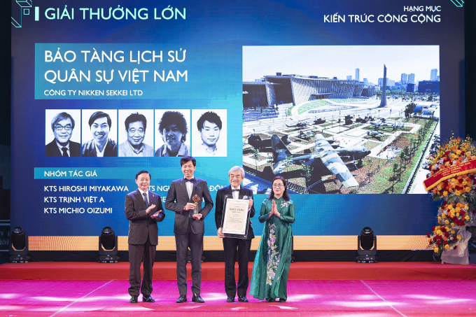 Nhóm thiết kế được Phó thủ tướng Trần Hồng Hà trao giải thưởng Kiến trúc Việt Nam. Ảnh: Hội Kiến trúc sư VN