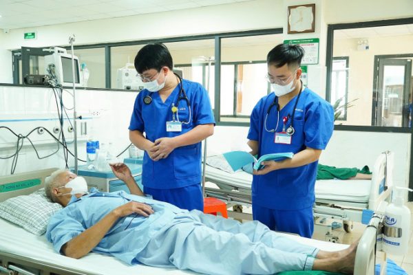 Nắng nóng gay gắt: 7 người nhập viện, một ca nguy kịch
