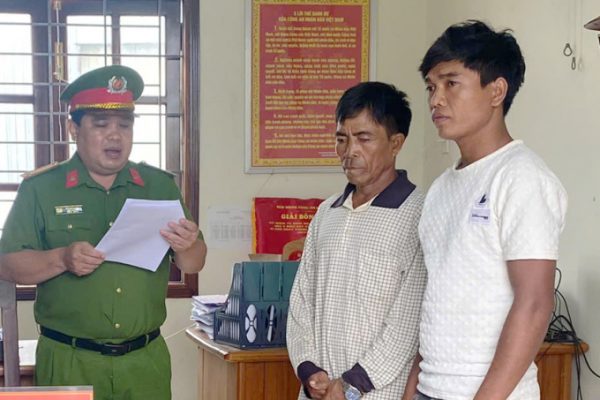 Bạo hành gia đình: Hai cha con bị bắt vì hành hung người thân