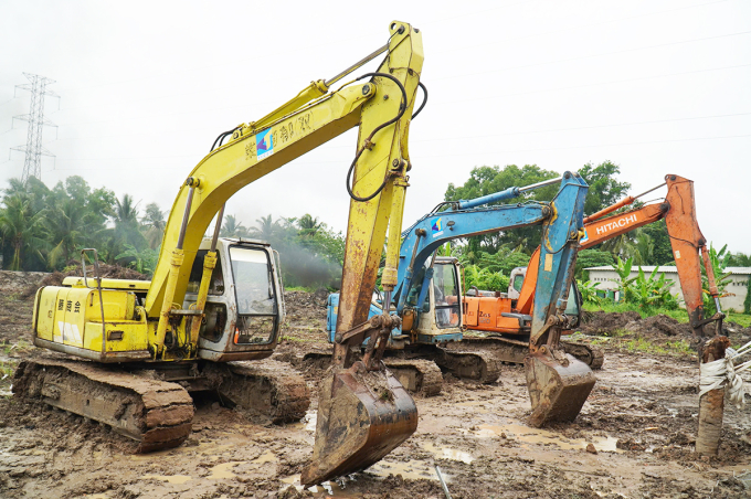Máy xúc thực hiện nghi thức khởi công dự án. Ảnh: Thường Sơn