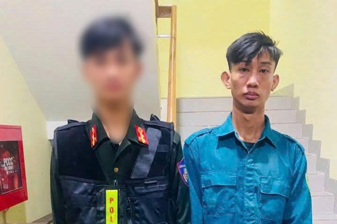 Nguyễn Phạm Hoàng Dương (trái) và Nguyễn Thuận Quý tại cơ quan điều tra. Ảnh: Công an cung cấp