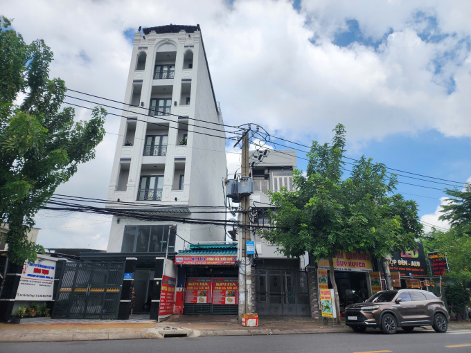 Căn nhà 5 tầng của chị Hằng phải mất nửa năm để xin phép xây dựng. Ảnh: Đình Văn