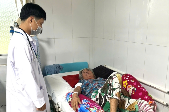 Người phụ nữ 70 tuổi vừa được các bác sĩ điều trị qua cơn nguy kịch. Ảnh: An Minh