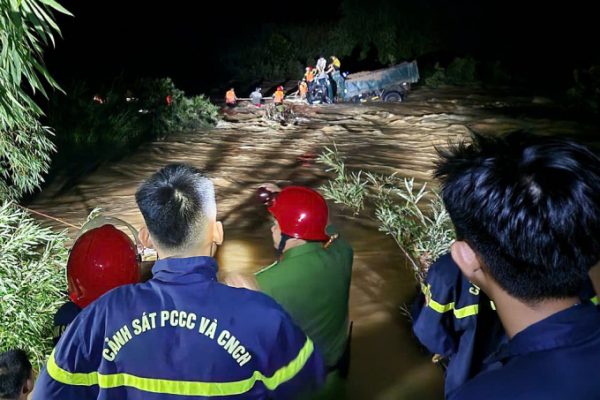 Cứu hộ xuyên đêm: Giải cứu 4 người mắc kẹt trong lũ