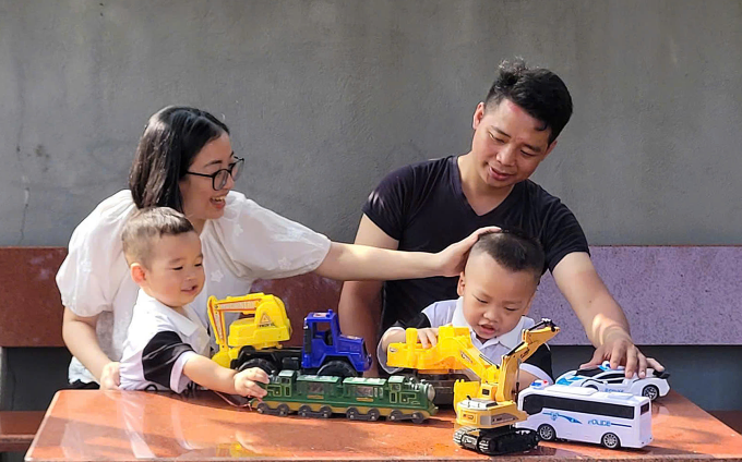 Vợ chồng chị Quỳnh, anh Tâm bên hai con trai. Ảnh: Hải Âu