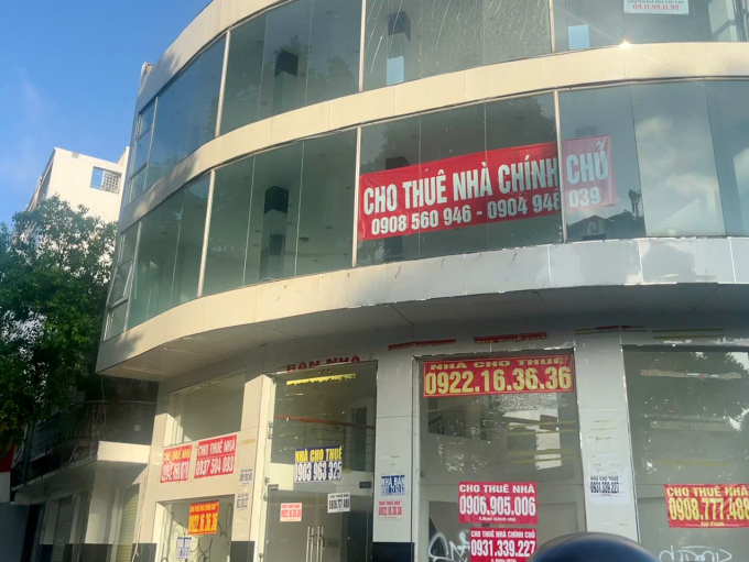 Một mặt bằng tại quận 3, TP HCM treo đầy biển quảng cáo cho thuê. Ảnh: Phương Uyên