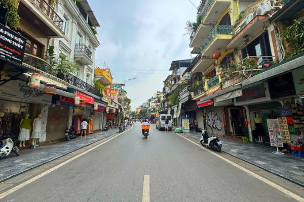 Hà Nội: Cửa hàng đóng cửa, người dân mua bán “vụng trộm”