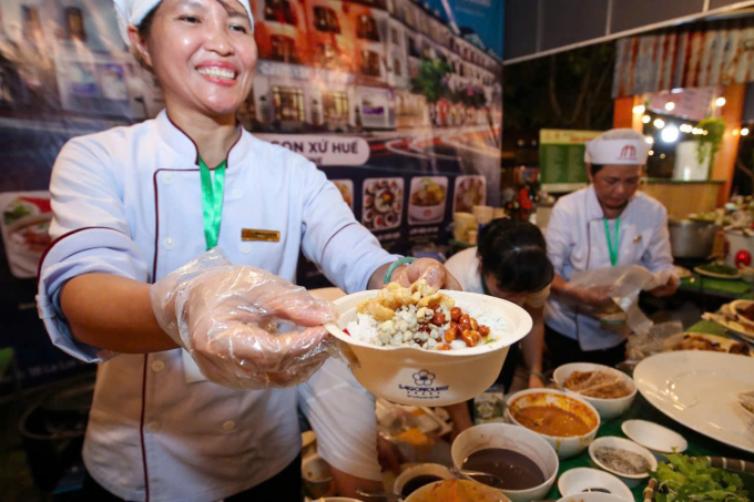 Ngoài phục vụ các món ngon, thực khách còn được trải nghiệm các hoạt động trình diễn văn hóa dân gian, truyền thống, đương đại... Ảnh: Saigontourist Group