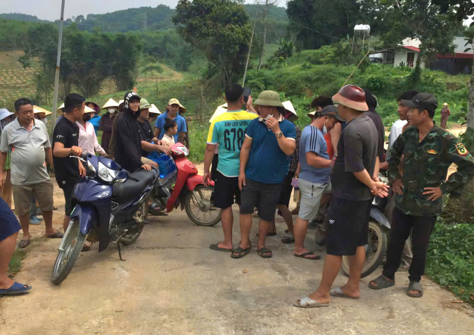 Hàng trăm người dân tập trung phản đối, yêu cầu đóng cửa trại lơn. Ảnh: Công Minh