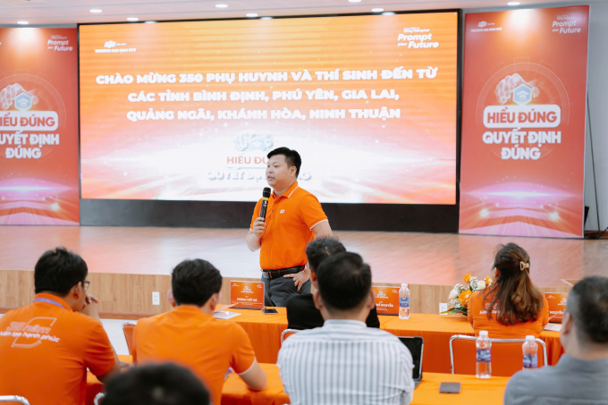 Anh Phùng Viết Hà - cựu sinh viên FPT, Giám đốc tại FPT Software, chuyên gia giải pháp AI chia sẻ tại hội thảo. Ảnh: Trường Đại học FPT