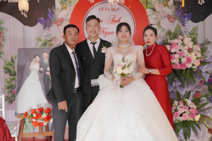 Anh Quyền (ngoài cùng bên trái) chụp lưu niệm cùng con rể và con gái trong ngày cưới. Ảnh: Huy Huy