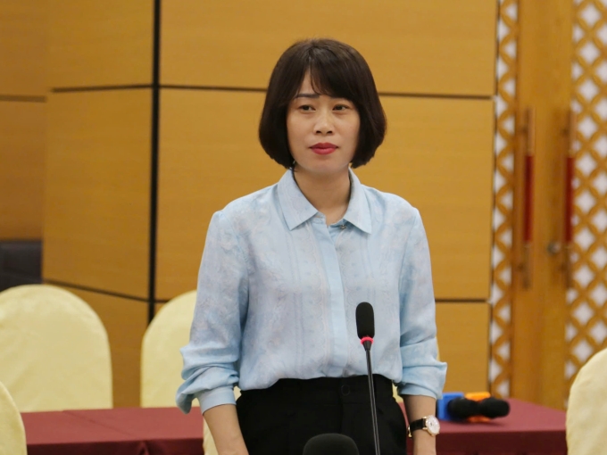 Bà Phạm Thị Thùy Hương, Phó Giám đốc Sở Nội vụ tỉnh thông tin tại buổi họp báo thường kỳ tháng 6 của tỉnh Quảng Ninh. Ảnh: Lê Tân
