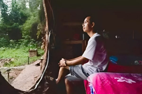 Người đàn ông ‘bỏ phố’ và cuộc sống độc đáo trong hang
