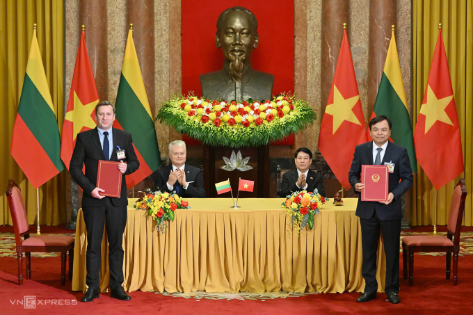 Chủ tịch nước Lương Cường và Tổng thống Litva Gitanas Nauseda chứng kiến lễ ký kết văn kiện hợp tác ngày 12/6. Ảnh: Giang Huy