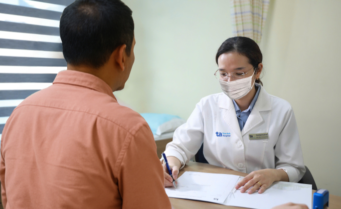 Bác sĩ Thư đánh giá tình trạng khớp cùng chậu cho anh Tuấn. Ảnh: Phòng khám Đa khoa Tâm Anh Quận 7