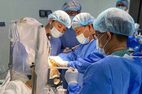 Điều trị Parkinson: Mổ cấy điện cực não sâu thành công