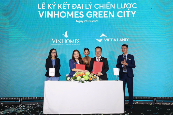 Đại diện Vinhomes và Việt Á Land ký kết hợp tác phân phối dự án. Ảnh: Vinhomes