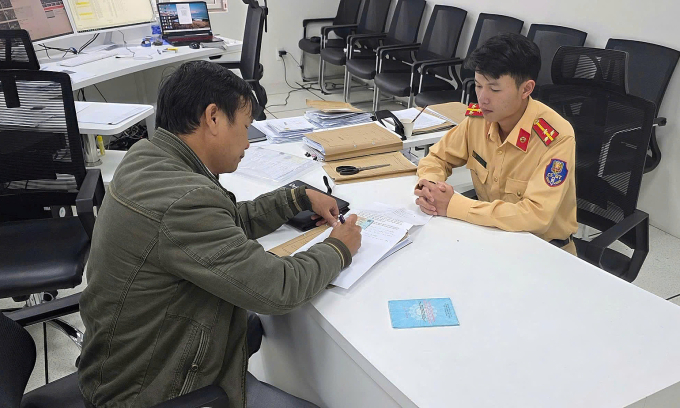 Tài xế Thành làm việc với công an. Ảnh: Minh Bằng