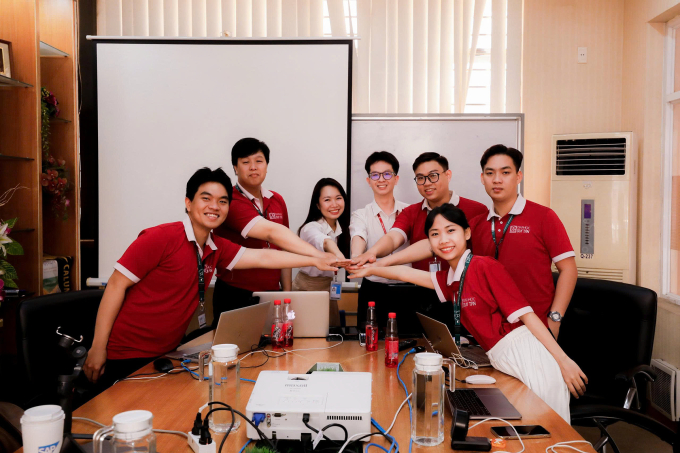 Sự tập trung và khả năng làm việc nhóm tốt đã giúp đội Dongry Corporation của ĐH Duy Tân giành chiến thắng cao nhất. Ảnh: DTU
