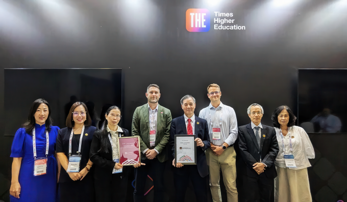 Tiến sĩ Lê Trường Tùng và giáo viên trường ĐH FPT nhận thứ hạng mới THE Impact Rankings tại Thổ Nhĩ Kỳ. Ảnh: FPTU