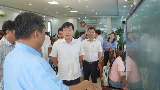 Ông Lê Quốc Phong, Bí thư Tỉnh ủy Đồng Tháp, kiểm tra tiến độ vận hành thử nghiệm chính quyền cấp xã. Ảnh: Trần Thanh