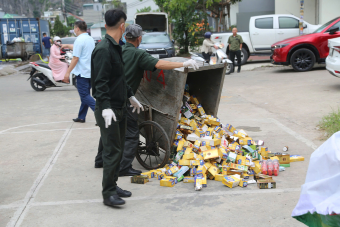 Hàng nghìn sản phẩm thực phẩm chức năng bị vứt ở bãi rác tại Hạ Long, sáng 18/6. Ảnh: Lê Tân