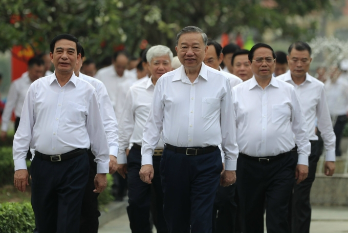 Đoàn công tác của Tổng Bí thư Tô Lâm dâng hoa tại tượng đài Chủ tịch Hồ Chí Minh trước buổi làm việc với TP HCM, Bình Dương và Bà Rịa - Vũng Tàu. Ảnh: Quỳnh Trần