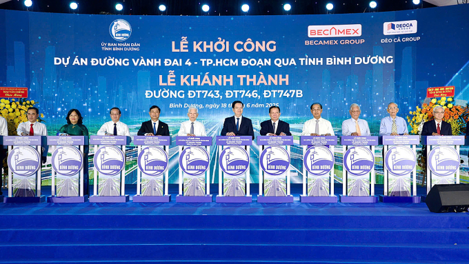 Phó thủ tướng Mai Văn Chính cùng lãnh đạo Bình Dương và các đại biểu thực hiện nghi thức khởi công dự án Vành đai 4 chiều 18/6. Ảnh: Thái Hà