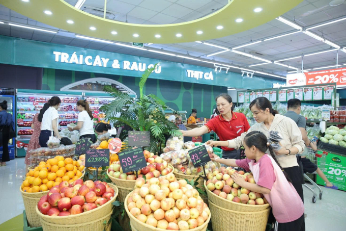 Khách hàng trải nghiệm không gian mua sắm nông sản tươi mát tại WinMart. Ảnh: MSN