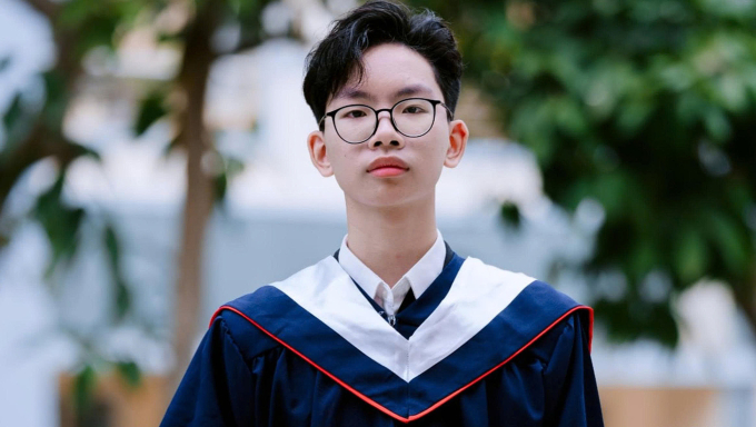 Lê Nguyễn Minh Hiếu chụp ảnh tốt nghiệp hồi đầu năm. Ảnh: Nhân vật cung cấp