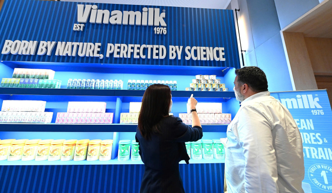 Nhiều đại biểu tham dự trải nghiệm các sản phẩm của Vinamilk. Ảnh: An Minh