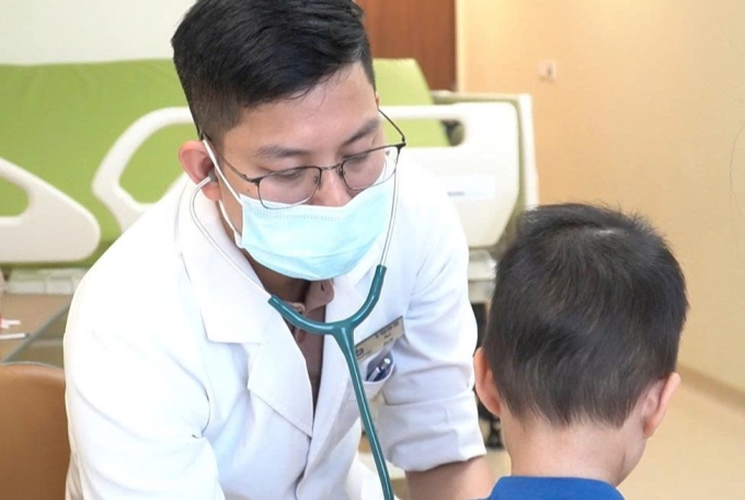 Bác sĩ tại khoa Nhi khám cho một bệnh nhân nhi. Ảnh: Bệnh viện Đa khoa Tâm Anh