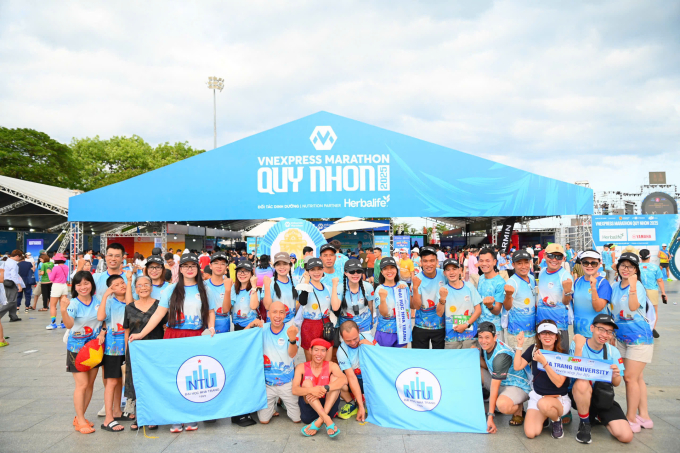 Tập thể Đại học Nha Trang tham gia giải chạy VnExpress Marathon Quy Nhơn 2025. Ảnh: VnExpress Marathon