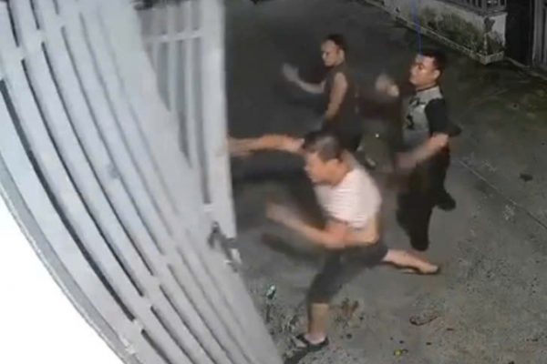 Hát karaoke ồn ào, phá cửa nhà hàng xóm!