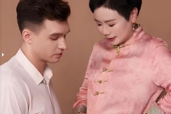 Yêu và cưới chồng trẻ kém 20 tuổi: Chuyện tình gây sốt