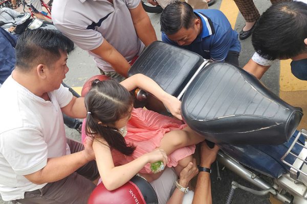 Tai nạn xe máy: Bé gái gãy chân thương tâm
