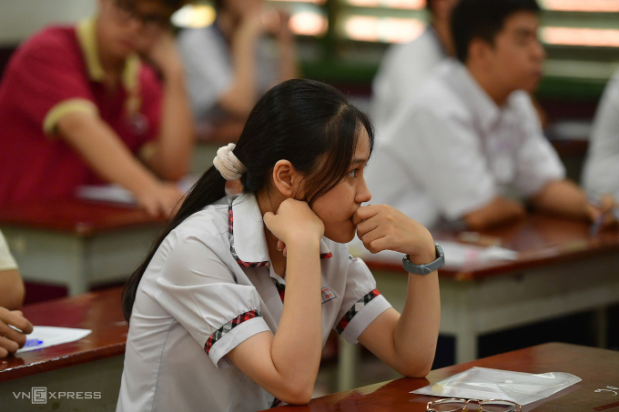 Thí sinh trong phòng thi tốt nghiệp THPT môn Văn, trường THPT Trưng Vương, quận 1, TP HCM, sáng 26/6. Ảnh: Thanh Tùng