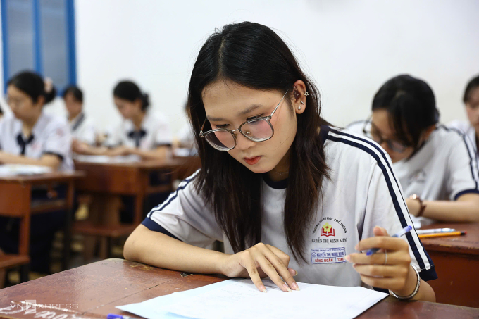 Thí sinh làm bài thi môn Văn, sáng 26/6, tại trường THPT Nguyễn Thị Diệu, TP HCM. Ảnh: Quỳnh Trần