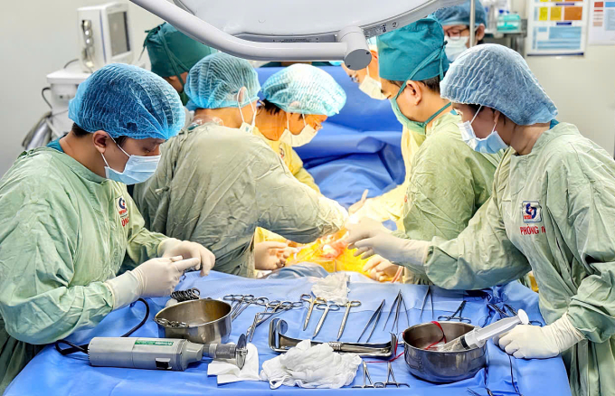Các bác sĩ phẫu thuật tại Bệnh viện Nhân dân Gia Định, sáng 29/6. Ảnh: Bệnh viện cung cấp