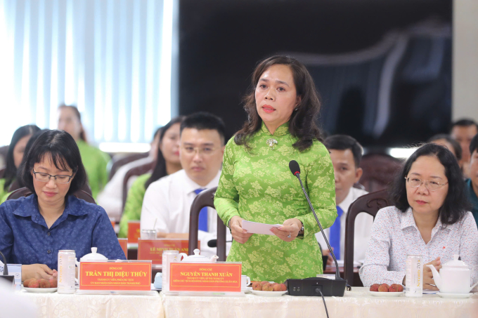 Bà Nguyễn Thanh Xuân, Bí thư Quận ủy quận 3 (dự kiến làm Bí thư Đảng ủy phường Xuân Hòa), báo cáo công tác vận hành, thử nghiệm phường, chiều 29/6. Ảnh: Hoàng Triều
