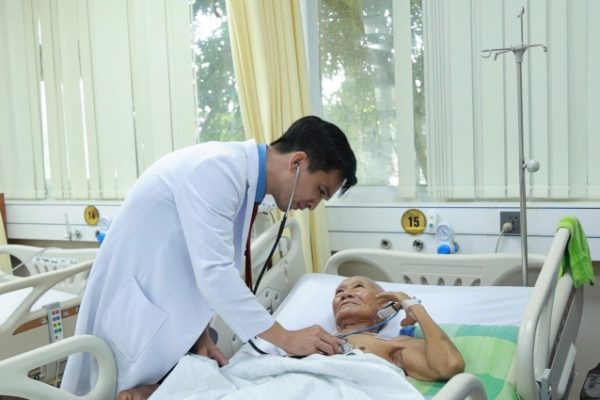 Cứu sống cụ ông 95 tuổi bị nhồi máu cơ tim và bệnh nền