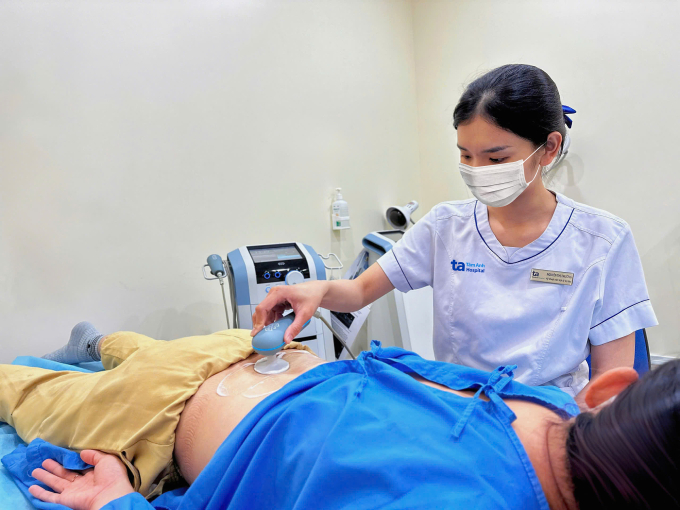 Chị Hà được điều trị bằng máy radio trúng đích giúp giảm đau và thư giãn cơ bắp. Ảnh: Phòng khám Đa khoa Tâm Anh Quận 7