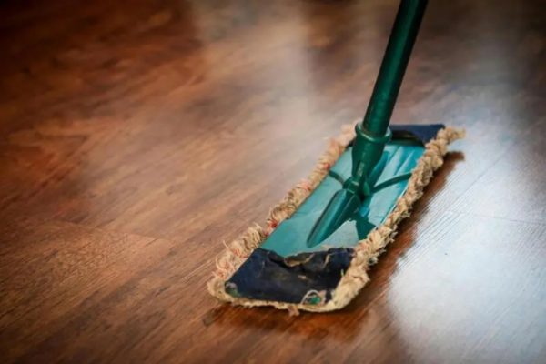 Mẹo lau sàn gỗ sạch bóng cả tháng