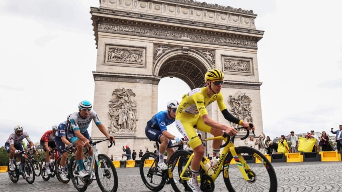 Pogacar trong chiếc Áo Vàng ở chặng cuối qua đại lộ Champs-Elysees, Paris, Pháp. Ảnh: Reuters