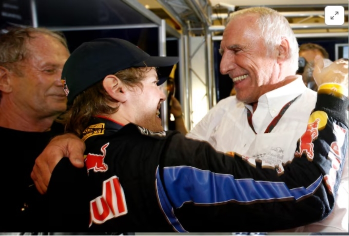 Chủ sở hữu Red Bull Dietrich Mateschitz (phải) chúc mừng tay đua Công thức 1 của Red Bull Sebastian Vettel người Đức giành chức vô địch và Giải Grand Prix Abu Dhabi tại đường đua Yas Marina 14/11/2010. Ảnh: REUTERS