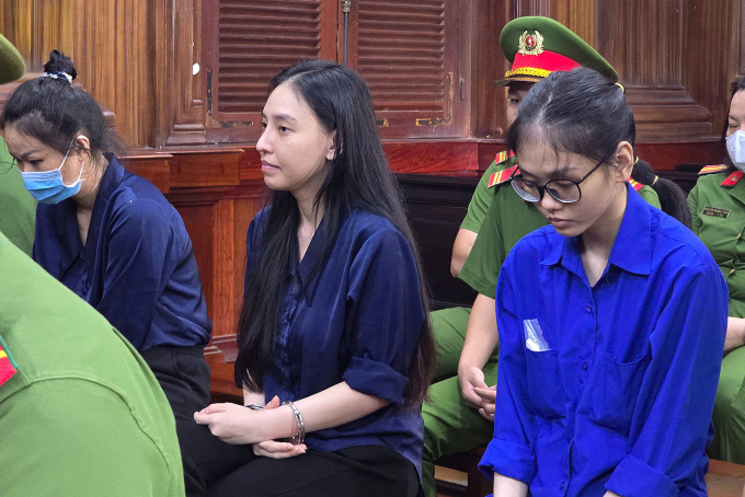 Các bị cáo Võ Nguyễn Thúy Vy, Lê Thị Tuyết Nhi và Hà Thị Kim Thắm (lần lượt từ phải qua trái) tại tòa hôm nay. Ảnh: Hải Duyên