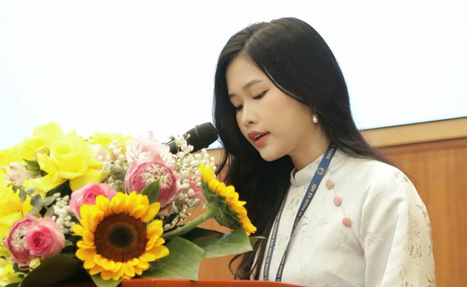 Phương Anh thay mặt Đoàn Chủ tịch điều hành phát biểu tại Đại hội Liên chi Hội Sinh viên khoa Tiếng Anh nhiệm kỳ 2025 - 2028. Ảnh: Nhân vật cung cấp