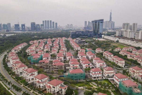 Nhà liền thổ TP HCM: Hàng cũ giá cao, khó bán?